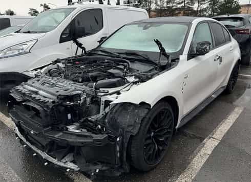 Vit BMW M3 CS slaktad på söder i Stockholm