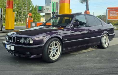 Daytonaviolett BMW M5 3,8 E34 stulen i Bro mellan Stockholm och Enköping