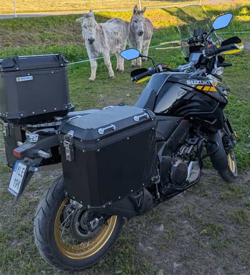 Svart Suzuki DL 1050 XT V-Strom stulen i Halmstad
