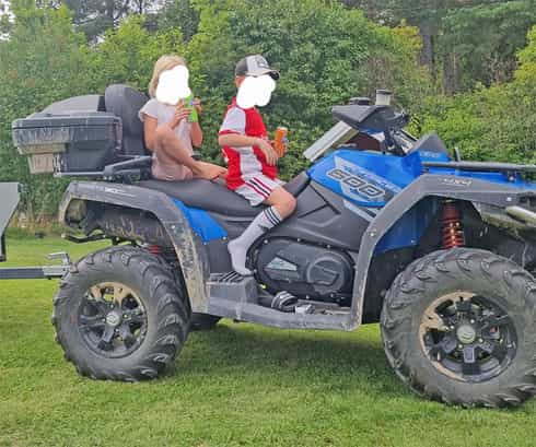 Blå fyrhjuling CFMoto CForce 600 stulen i Enhörna nordväst om Södertälje