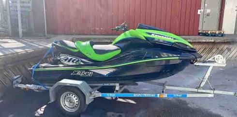 Kawasaki Ultra 310 R stulen på trailer i Vallentuna, Stockholm.