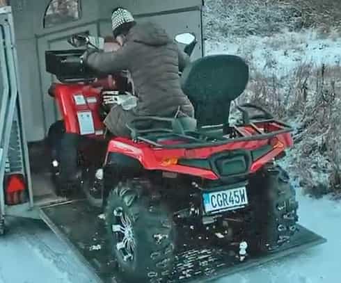 Röd fyrhjuling CFMoto CForce 520L stulen på Gålö i Stockholms södra skärgård