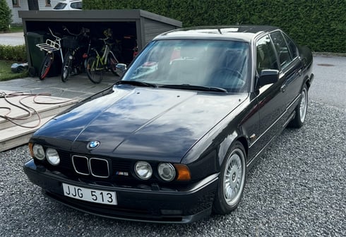 Svart BMW M5 E34 stulen i Solna